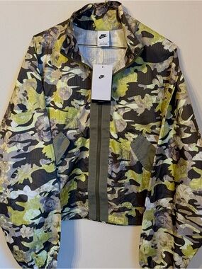 Nike Floral Camo Windbreaker Jacket Women’s Medium NWT